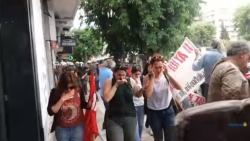 «Ψέκασαν» με χημικά διαδηλωτές έξω από τα γραφεία του ΣΥΡΙΖΑ