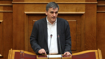 Πανηγύρισε αντί να παραιτηθεί ο Τσακαλώτος για τη «σφαγή» του αφορολόγητου