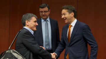 Μισθοί και συντάξεις στον αυτόματο «κόφτη» των δανειστών