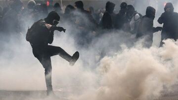 Bίντεο: Άγρια επεισόδια στην Γαλλία ενάντια στο νόμο για τα εργασιακά