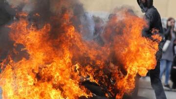 Παραλύει η Γαλλία: Απεργίες σε σιδηροδρόμους και λιμάνια - Διαδήλωση αστυνομικών