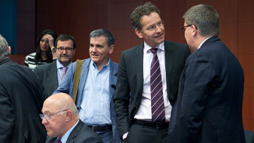 Σε ασφυκτική εποπτεία η Ελλάδα: «Χέρι- χέρι» μέτρα, δόσεις και χρέος 