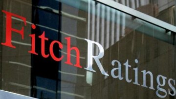 Fitch: Δύσκολα επιτεύξιμος ο στόχος πλεονάσματος 3,5%