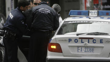 Γιατρός «σιδέρωσε» την γραμματέα του στην Αταλάντη για... παράλληλο δεσμό!