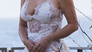 Kim Kardashian: Λαμπερή και ζουμερή με λευκό δαντελένιο φόρεμα