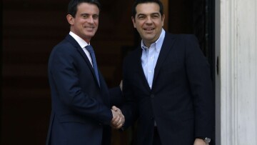 Γαλλικά ΜΜΕ: Η χώρα «πνίγεται» και ο Βαλς ταξιδεύει στην Αθήνα