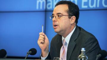 «Τρολάρισμα» Πίτερ Σπίγκελ σε Τσίπρα στο Twitter: Ποιος είσαι; Τι έκανες στον Αλέξη Τσίπρα;