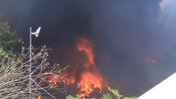 Βίντεο: Επεισόδια και εμπρησμοί στον καταυλισμό των προσφύγων στη Σούδα της Χίου