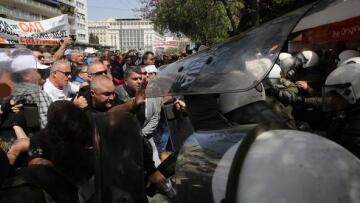 Διάλογο για τους μισθούς των λιμενεργατών ζητά η Cosco
