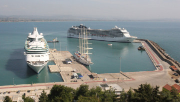 Σκληραίνουν τη στάση τους οι λιμενεργάτες - Ταλαιπωρία για τους επιβάτες στα κρουαζιερόπλοια