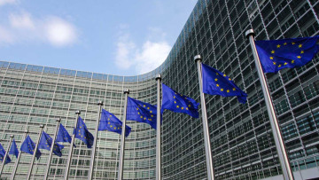 Κομισιόν: Πέντε «απειλές» για την υλοποίηση του ελληνικού προγράμματος