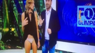 Πανέμορφη παρουσιάστρια βγήκε κατά λάθος στο αέρα του Fox TV με το εσώρουχό της
