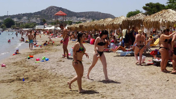 Στις παραλίες ξεχύθηκαν οι Αθηναίοι 
