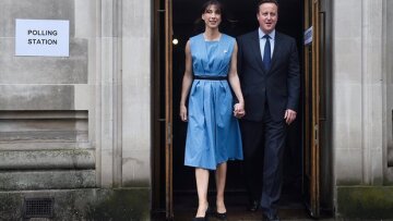 Kρατώντας από το χέρι την σύζυγό του ψήφισε ο Κάμερον 