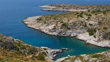 Φωτογραφίες: Μόνο από τα τατουάζ μπορεί να αναγνωριστεί ο καμμένος άντρας στη Βουλιαγμένη!