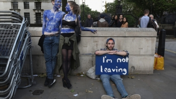 Politico: Τα 5 σενάρια για να αποφευχθεί ένα Brexit