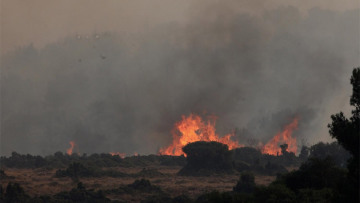 Μαίνεται η φωτιά στα Δερβενοχώρια - Συνεχείς οι αναζοπυρώσεις