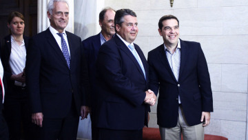 Επιμένει ο Γερμανός πρώην υπουργός: Με χτύπησε ο Έλληνας φωτορεπόρτερ αλλά δεν τον είπα «βρωμιάρη»