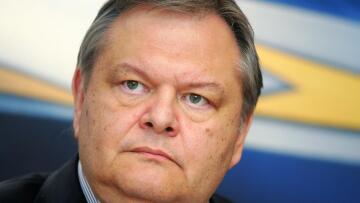 Βενιζέλος για τηλεοπτικές άδειες: Αντισυνταγματική η επιλογή της κυβέρνησης 