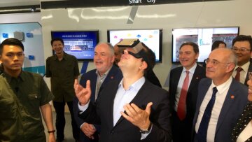 Βίντεο: Ο Τσίπρας με γυαλιά εικονικής πραγματικότητας στην Κίνα