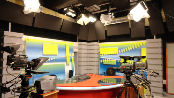 Σε διπλό ταμπλό η κυβέρνηση για τα κανάλια 