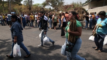 Βενεζουέλα: Τραγουδώντας τον εθνικό ύμνο ψάχνουν για τρόφιμα στην Κολομβία