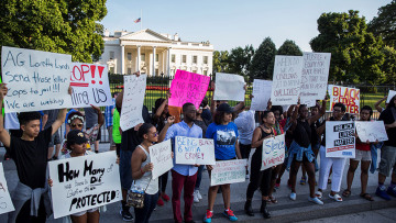 Σε αναβρασμό οι ΗΠΑ μετά το διπλό κρούσμα αστυνομικής βίας και την εκτέλεση 5 αστυνομικών