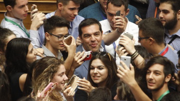 Χαμός με τον Τσίπρα στη Βουλή των Εφήβων - Πήραν «φωτιά» τα κινητά 