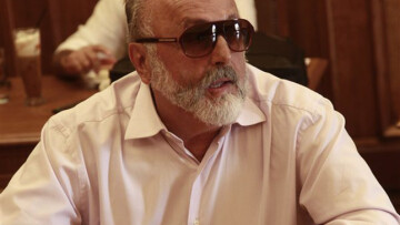 Εκλογικός νόμος: Ρίχνει «γέφυρες» σε ΠΑΣΟΚ, Ποτάμι ο Κουρουμπλής