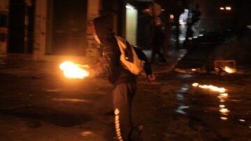 Επίθεση με μολότοφ και πέτρες σε διμοιρία των ΜΑΤ στα Εξάρχεια