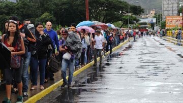 Βενεζουέλα: Σε 8 ώρες 35.000 πεινασμένοι πέρασαν στην Κολομβία για τρόφιμα
