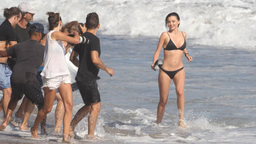 Miranda Kerr: Φωτογράφιση με μικροσκοπικό μπικίνι 