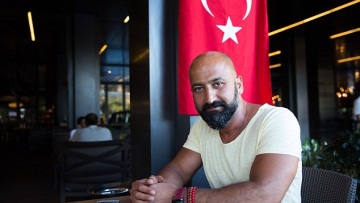 Ο οπαδός του Ερντογάν που έπεσε μπροστά στα τανκς: «Ήθελα να συνθλιβώ με τη μία» 