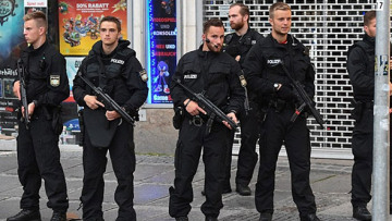 Δείτε εικόνες από την επίθεση στο εμπορικό κέντρο στη Γερμανία