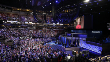 Σαν ροκ σταρ πήρε το χρίσμα η Χίλαρι Κλίντον