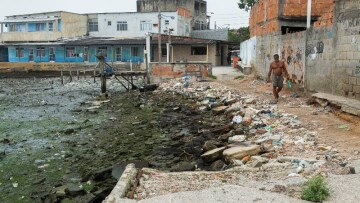 Πτώματα, αλλά και ανθρώπινα περιττώματα στα νερά του Ρίο