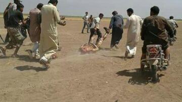 Φωτογραφίες σοκ: Σέρνουν τη σορό Ρώσου πιλότου μετά την κατάρριψη του ελικοπτέρου