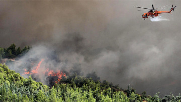 Εύβοια: Εκτός ελέγχου το μέτωπο της φωτιάς στη μονή Γαλατάκη