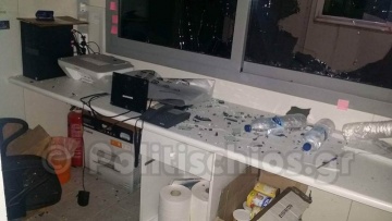 Μετανάστες τα έκαναν γυαλιά-καρφιά και τραυμάτισαν αστυνομικό στο hotspot στην Χίο