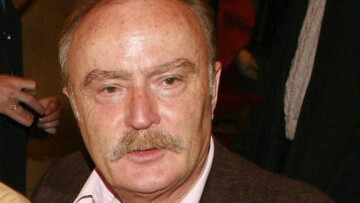 Ντίνος Καρύδης: Τα παιδικά χρόνια της πείνας, ο «ψεύτικος» καρκίνος και η Σμαράγδα του!