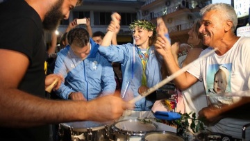 Οι Δραμινοί «γκρέμισαν τα τείχη» για το χρυσό κορίτσι - Κανένας επίσημος στην υποδοχή