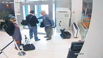 Φώναξαν και «συνεργείο» να ανοίξει τις θυρίδες