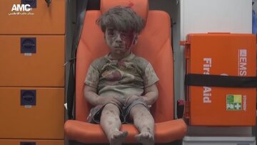 Μια εικόνα χίλιες λέξεις: 5χρονος μετά από αεροπορική επιδρομή στη Συρία