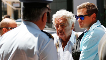 Αύριο η απόφαση για το αν θα συνεχίσουν να έχουν στη χλιδή τον 77χρονο