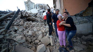 Φονικός σεισμός στην Ιταλία: Στους 37 οι νεκροί από τα 6,2 Ρίχτερ 