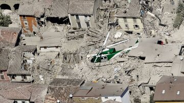 Βίντεο: Η στιγμή που ο Εγκέλαδος «χτυπά» την Ιταλία 