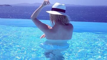 Η καλλονή των Βίκινγκς κολυμπάει στη Μύκονο μόνο με το καπέλο της