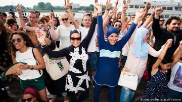 Βέλγιο: Μπουρκίνι μπιτς πάρτι στην Αμβέρσα!