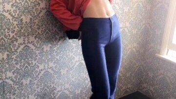 Η Bella Thorne στα κόκκινα και τοπλες
