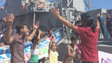 Μετανάστες σε Χίο και Μυτιλήνη διαμαρτύρονται για τον εγκλωβισμό τους